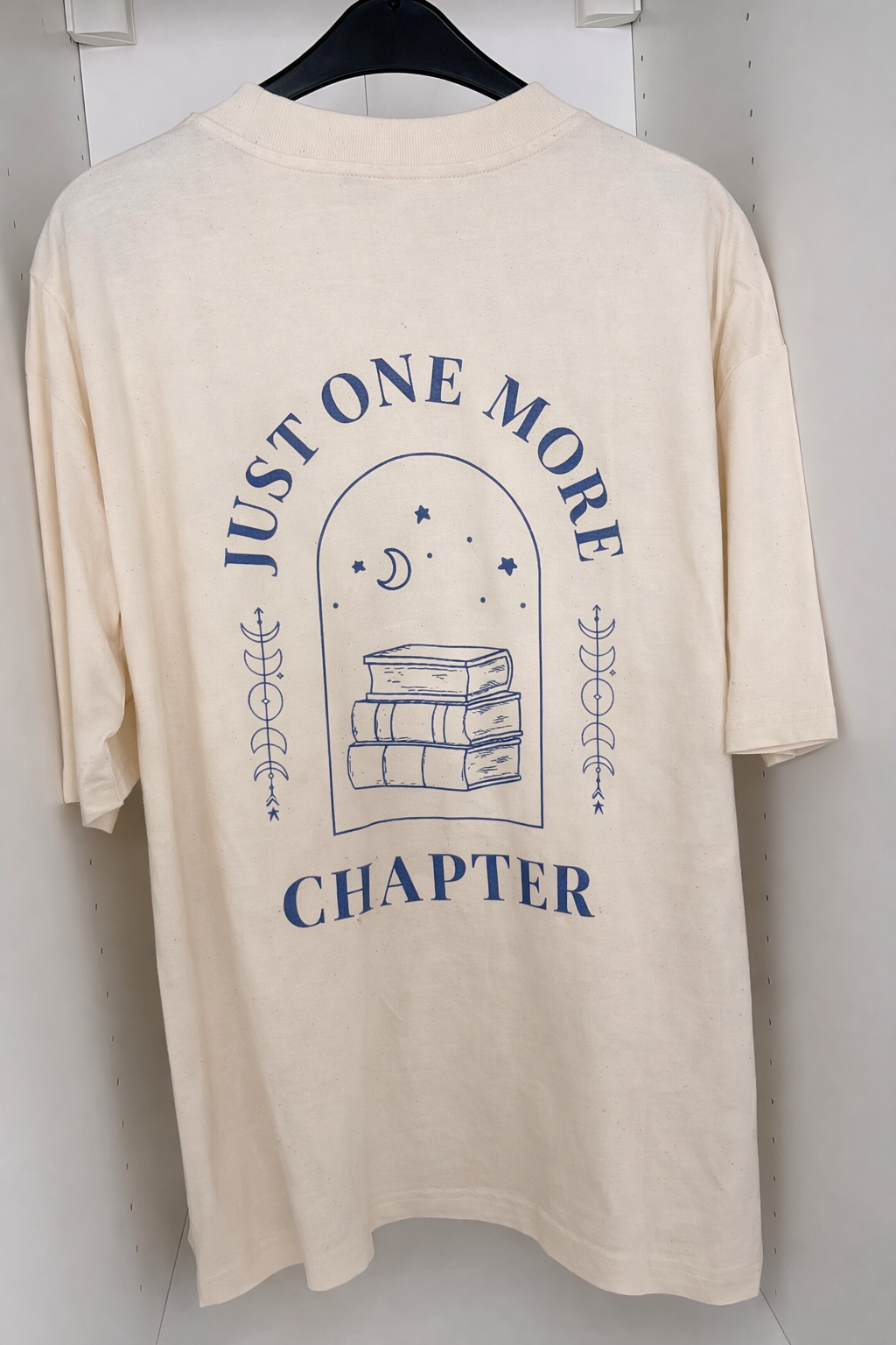 Oversize T-Shirt "Just one more chapter"